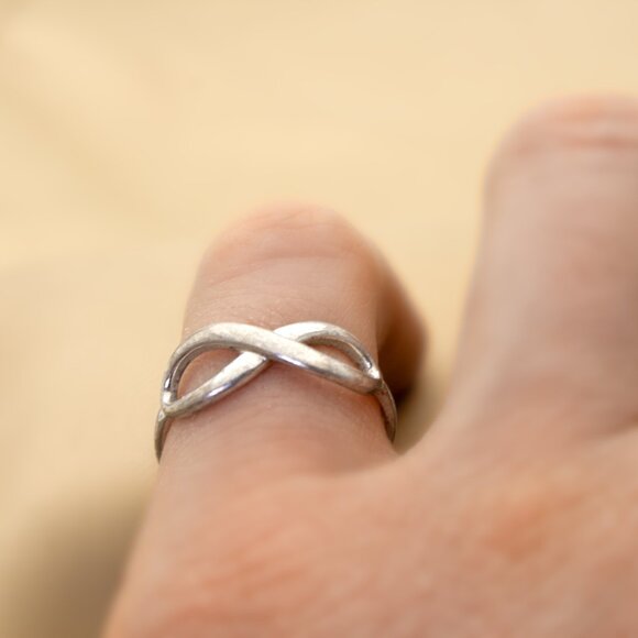 Forever Linked: Dainty Vintage Sterling Silver Infinity Symbol Ring Stamped 925 - Picture 9 of 9